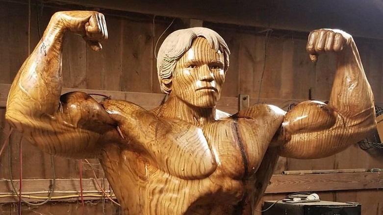 Ahşaptan Schwarzenegger yaptı